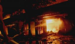 Mencekam, Kebakaran Melanda Pasar Ngunut Tulungagung, Ratusan Kios Hangus - JPNN.com
