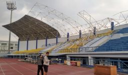 Atap Stadion Arcamanik Hancur Diterjang Hujan dan Angin - JPNN.com