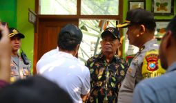 Kunjungi SDN Gentong, Menko PMK Pertanyakan Rehabilitasi Sekolah 10 Tahun Lalu - JPNN.com