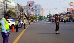 Peringatan Hari Pahlawan, Petugas dan Pengendara Mengheningkan Cipta di Jalan - JPNN.com