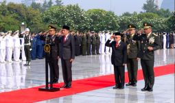 Hari Pahlawan, Presiden Jokowi Tabur Bunga di Makam Bu Ani dan Pak Habibie - JPNN.com