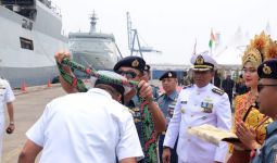 Lantamal III Jakarta Dapat Kejutan dari Kapal Perang Angkatan Laut India Saat Momen Peringatan Hari Pahlawan - JPNN.com