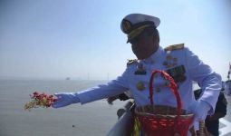 Komandan Gugus Tempur Laut Pimpin Upacara Tabur Bunga di Atas Kapal Perang - JPNN.com