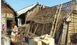 Puting Beliung Menerjang, Ratusan Rumah Warga Rusak - JPNN.com