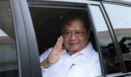 Airlangga Rangkap Jabatan Menteri dan Ketum Partai, Ekonom Gigih Bilang Begini - JPNN.com