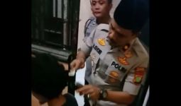 Pak Kapolsek Turun Tangan Mencukur Rambut Tahanan yang Berkutu - JPNN.com