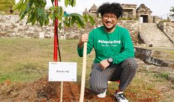 Peduli Lingkungan, Kunto Aji Ikut Hijaukan Candi Ratu Boko - JPNN.com