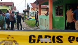 Usai Geledah Rumah di Marelan, Polisi Bawa Mertua Pelaku Bom Medan - JPNN.com