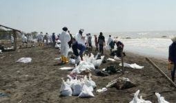 Lagi, Minyak Pertamina Tumpah di Laut Karawang - JPNN.com