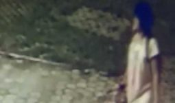 Seorang Wanita Memakai Baju Tidur Terekam CCTV Berbuat Terlarang di Masjid - JPNN.com