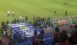 Ricuh Usai Laga, Pemain Malaysia Tertahan di Stadion Hingga Dini Hari - JPNN.com
