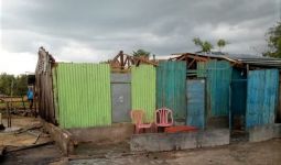 Hujan Disertai Angin Kencang Hancurkan Belasan Rumah Warga di Kupang - JPNN.com