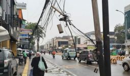 Berbahaya! Banyak Tiang Listrik Bengkok di Jakarta, Kabelnya Menjuntai ke Mana-Mana - JPNN.com