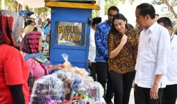 Nasabah Mekaar Tertawa Mendengar Jokowi Bilang Ada Baju Bagus - JPNN.com