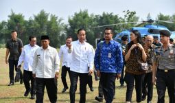 Lihat Gaya Putri Indahsari Tanjung Menemani Kunjungan Kerja Jokowi - JPNN.com