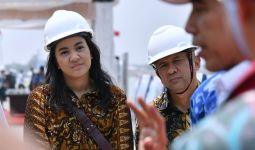 Saat Putri Indahsari Tanjung Kerepotan dengan Helm Proyek - JPNN.com
