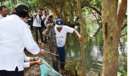 Lihat Nih, Menteri Siti Ajak 26 Dubes Bersihkan Sampah di TWA Mangrove Angke - JPNN.com