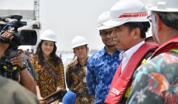 Dari Kejauhan, Putri Indahsari Tanjung Tampak Tersenyum Manis - JPNN.com