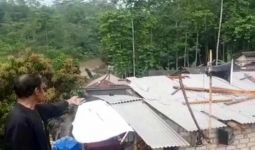 Belasan Rumah Porak-poranda Akibat Hujan Badai - JPNN.com