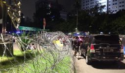 Besok Reuni Akbar 212, Kawat Berduri Sudah Membentang di Depan Istana - JPNN.com