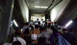 Lihat Nih, Massa Reuni 212 Sudah Menumpuk di Stasiun Tanah Abang - JPNN.com