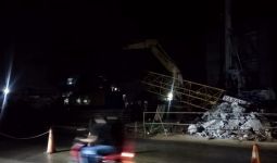 Crane Proyek Tol Bogor Outer Ring Road Patah - JPNN.com