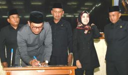 Ridwan Kamil Ketuk Palu APBD TA 2020 - JPNN.com