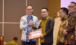 Ridwan Kamil Berikan Penghargaan Daerah dan OPD - JPNN.com