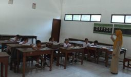 Ribuan Guru Berstatus PPPK Masih Digaji Rp 250 Ribu per Bulan - JPNN.com