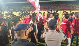 Kalteng Putra Tumbang di Kandang Sendiri, Suporter Mengamuk dan Merusak Fasilitas Stadion - JPNN.com