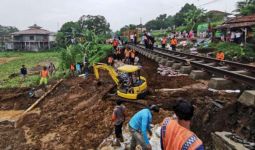 200 Petugas Dikerahkan Perbaiki Jalur KA Bogor-Sukabumi yang Longsor - JPNN.com