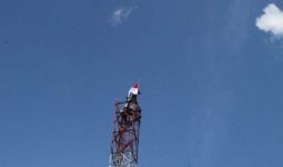 Lihat Nih, Aksi Heroik Prajurit TNI Yonif 754 Kostrad Kibarkan Bendera Merah Putih di Asmat - JPNN.com
