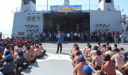 Ribuan Masyarakat Banyuwangi Antusias Ikuti Joy Sailing dengan KRI Surabaya-591 - JPNN.com