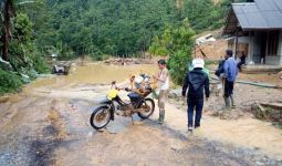 Akses Jalan Terputus, Jaringan Listrik Mati Akibat Banjir Bandang dan Longsor - JPNN.com