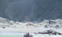 Puluhan Turis Tak Diketahui Nasibnya Pascaletusan Gunung White Island - JPNN.com