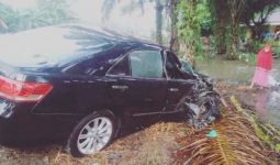 Mobil Ibu Bupati Mengalami Kecelakaan, Senggol Truk - JPNN.com