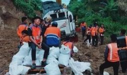Jalur Tertimbun Longsor, Perjalanan KA Medan-Pematangsiantar Dibatalkan - JPNN.com