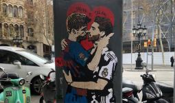 Jelang Barcelona vs Madrid, Gerard Pique & Sergio Ramos Berciuman di Pusat Kota - JPNN.com