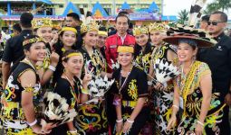 Perempuan Dayak Semringah Saat Foto Bareng dengan Jokowi - JPNN.com