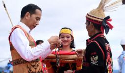 Jokowi Dapat Gelar Derayeh Acang Aco dari Dayak Lundayeh di Kaltara - JPNN.com