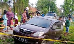Mobil Curian Masuk Parit, LF dan MA Ditangkap Warga - JPNN.com