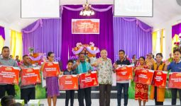 Pelindo III dan Waskita Karya Bagikan 1.000 Injil di Kupang - JPNN.com