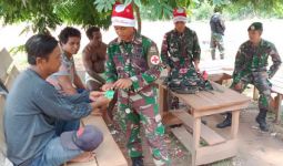 Personel TNI Pakai Topi Santa Claus Saat Memberikan Layanan Kesehatan Keliling - JPNN.com