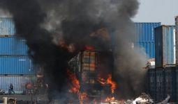 Detik-detik Truk Kontainer Terbakar dan Melukai 6 Orang di Surabaya - JPNN.com