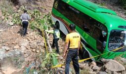 Bus Wisata Rombongan Kemenag Terjun ke Jurang - JPNN.com