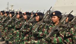 Keren, Puluhan Perempuan Bersenjata Tampak Sigap Saat Upacara Spesial Ini - JPNN.com