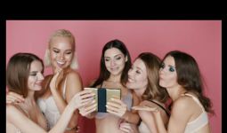 Model Seksi Playboy Ikut Merilis Ponsel Layar Lipat Besutan Mafia Narkoba - JPNN.com
