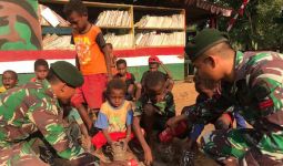 Prajurit TNI Mengajari Anak-Anak di Perbatasan Tentang Cara Menanam Hidroponik - JPNN.com