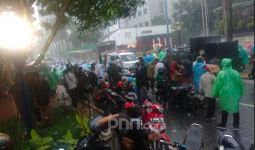 Massa Aksi Bela Muslim Uighur Gelar Salat Berjemaah di Tengah Hujan Deras - JPNN.com