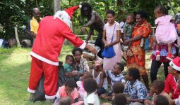 Berpakaian Seperti Santa Claus, Tim Kesehatan TNI Gelar Pengobatan Keliling Gratis - JPNN.com